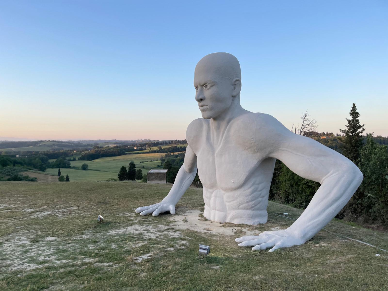 Una grande scultura bianca affacciata sulle colline