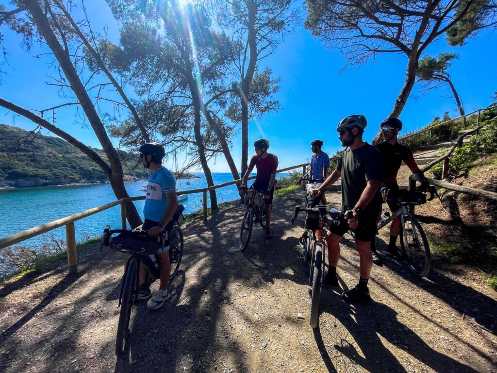 Una sosta con le bici davanti al mare